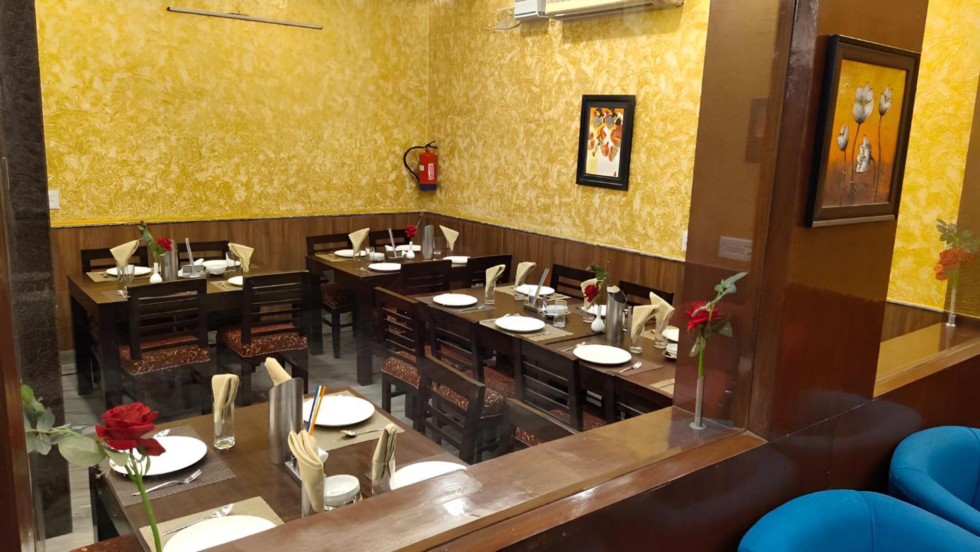 Goodluck House Near Terminal 3 Igi Airport Hotell New Delhi Exteriör bild